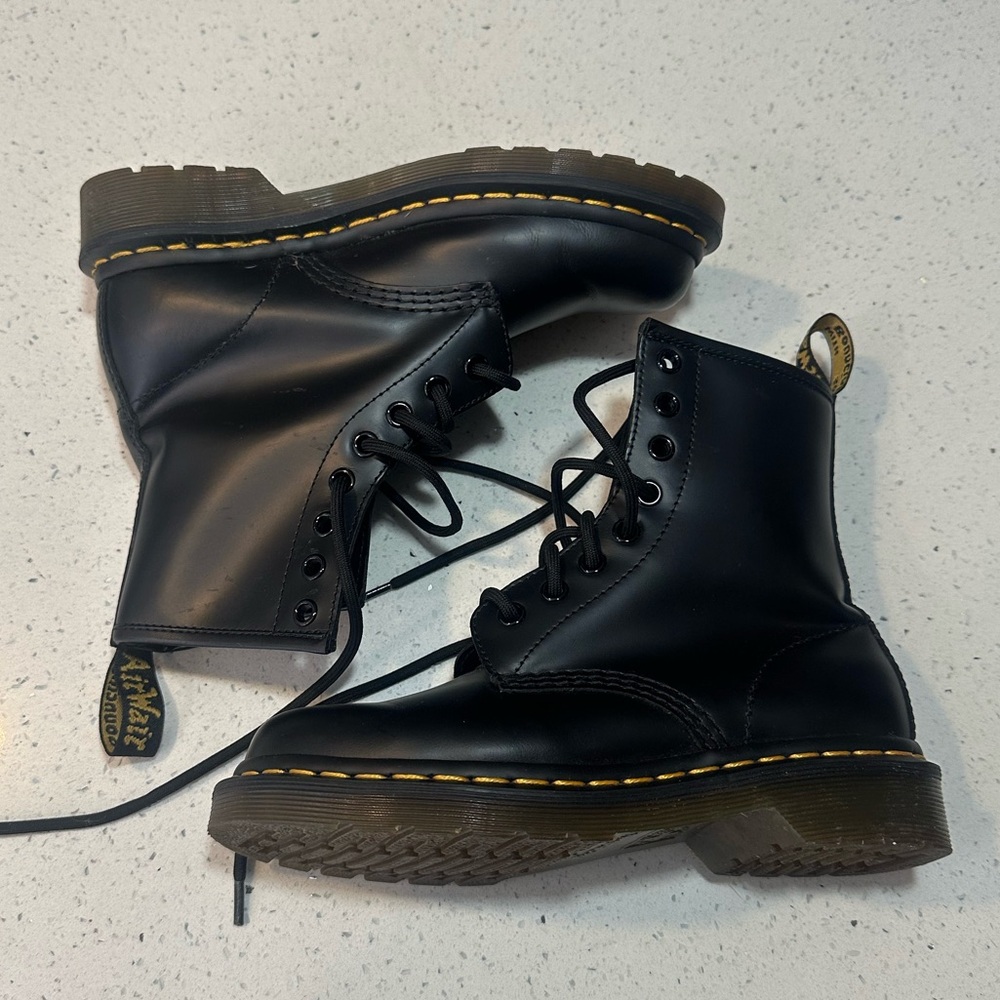 Like new! DR. MARTENS 1460 Womens Boots / no flaws!